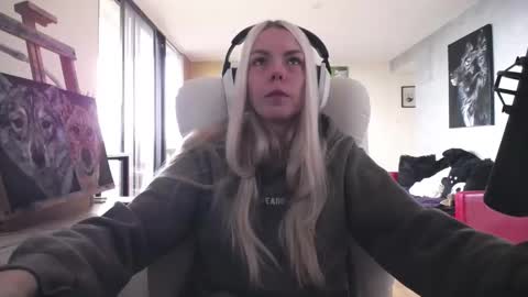 Snapshot of tinykylie chatting on 30, 10, 2025 stage Kylie Sinner brand CLITBAIT online show from 30, 10, 2025