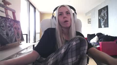 Snapshot of tinykylie chatting on 1, 11, 2025 stage Kylie Sinner brand CLITBAIT online show from 1, 11, 2025