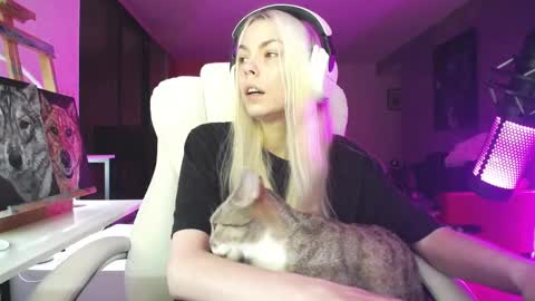 Snapshot of tinykylie chatting on 2, 11, 2025 stage Kylie Sinner brand CLITBAIT online show from 2, 11, 2025