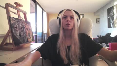 Snapshot of tinykylie chatting on 2, 11, 2025 stage Kylie Sinner brand CLITBAIT online show from 2, 11, 2025