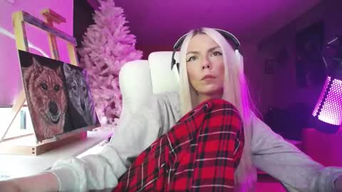 Snapshot of tinykylie chatting on 7, 11, 2025 stage Kylie Sinner brand CLITBAIT online show from 7, 11, 2025