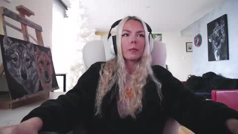 Snapshot of tinykylie chatting on 8, 11, 2025 stage Kylie Sinner brand CLITBAIT online show from 8, 11, 2025