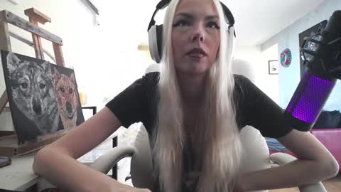 Snapshot of tinykylie chatting on 9, 11, 2025 stage Kylie Sinner brand CLITBAIT online show from 9, 11, 2025