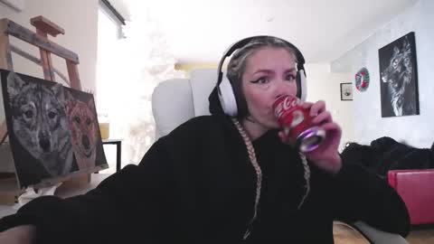 Snapshot of tinykylie chatting on 10, 11, 2025 stage Kylie Sinner brand CLITBAIT online show from 10, 11, 2025