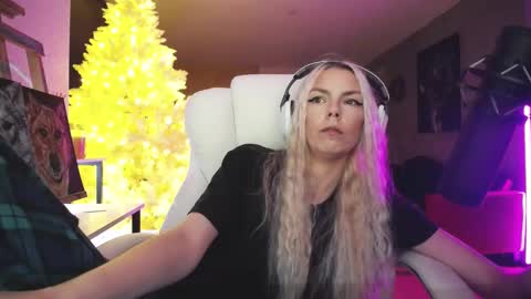 Snapshot of tinykylie chatting on 13, 11, 2025 stage Kylie Sinner brand CLITBAIT online show from 13, 11, 2025