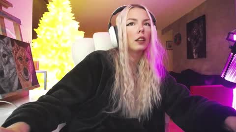 Snapshot of tinykylie chatting on 13, 11, 2025 stage Kylie Sinner brand CLITBAIT online show from 13, 11, 2025