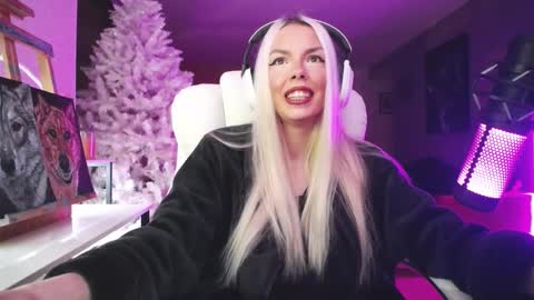 Snapshot of tinykylie chatting on 14, 11, 2025 stage Kylie Sinner brand CLITBAIT online show from 14, 11, 2025