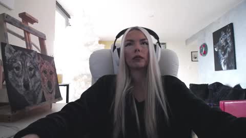 Snapshot of tinykylie chatting on 15, 11, 2025 stage Kylie Sinner brand CLITBAIT online show from 15, 11, 2025