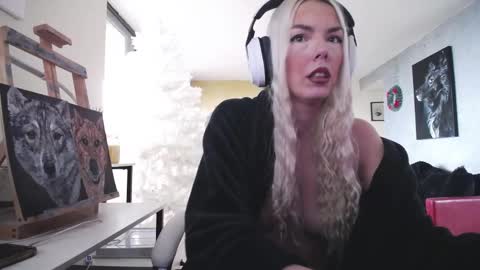 Snapshot of tinykylie chatting on 16, 11, 2025 stage Kylie Sinner brand CLITBAIT online show from 16, 11, 2025