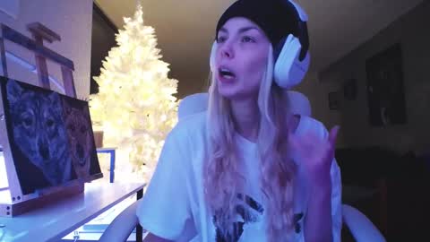 Snapshot of tinykylie chatting on 17, 11, 2025 stage Kylie Sinner brand CLITBAIT online show from 17, 11, 2025