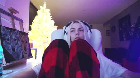 Snapshot of tinykylie chatting on 18, 11, 2025 stage Kylie Sinner brand CLITBAIT online show from 18, 11, 2025