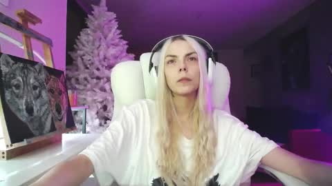 Snapshot of tinykylie chatting on 18, 11, 2025 stage Kylie Sinner brand CLITBAIT online show from 18, 11, 2025