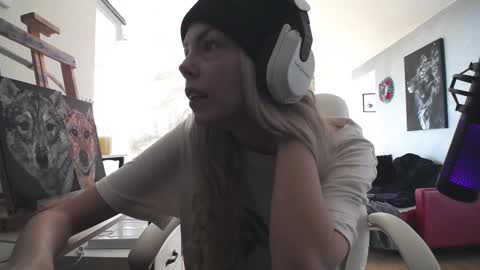 Snapshot of tinykylie chatting on 19, 11, 2025 stage Kylie Sinner brand CLITBAIT online show from 19, 11, 2025