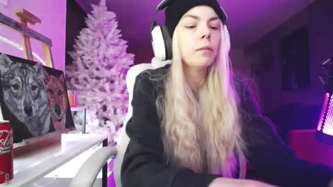 Snapshot of tinykylie chatting on 20, 11, 2025 stage Kylie Sinner brand CLITBAIT online show from 20, 11, 2025