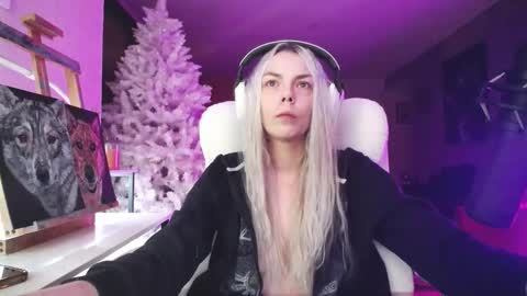 Snapshot of tinykylie chatting on 21, 11, 2025 stage Kylie Sinner brand CLITBAIT online show from 21, 11, 2025