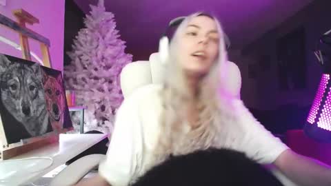 Snapshot of tinykylie chatting on 21, 11, 2025 stage Kylie Sinner brand CLITBAIT online show from 21, 11, 2025