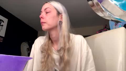 Snapshot of tinykylie chatting on 23, 11, 2025 stage Kylie Sinner brand CLITBAIT online show from 23, 11, 2025