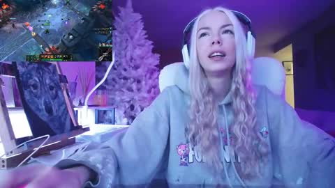 Snapshot of tinykylie chatting on 24, 11, 2025 stage Kylie Sinner brand CLITBAIT online show from 24, 11, 2025