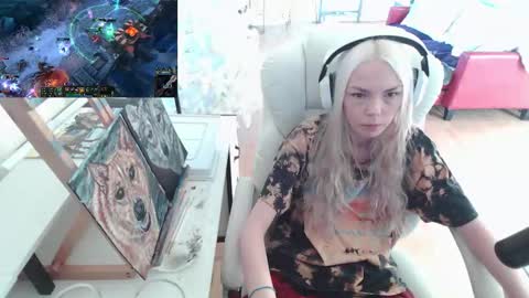 Snapshot of tinykylie chatting on 25, 11, 2025 stage Kylie Sinner brand CLITBAIT online show from 25, 11, 2025