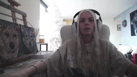 Snapshot of tinykylie chatting on 27, 11, 2025 stage Kylie Sinner brand CLITBAIT online show from 27, 11, 2025