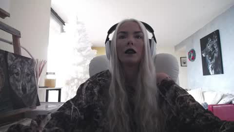 Snapshot of tinykylie chatting on 28, 11, 2025 stage Kylie Sinner brand CLITBAIT online show from 28, 11, 2025