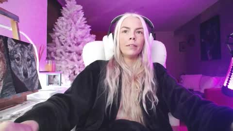 Snapshot of tinykylie chatting on 29, 11, 2025 stage Kylie Sinner brand CLITBAIT online show from 29, 11, 2025