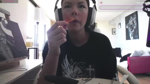 stage Kylie Sinner  brand CLITBAIT online show from 8, 6, 2026