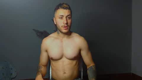 Snapshot of tomdavisxl chatting on 18, 10, 2025 tomDavisXl online show from 18, 10, 2025