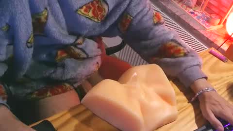 toohugeandstonedxoxo online show from 22, 9, 2025