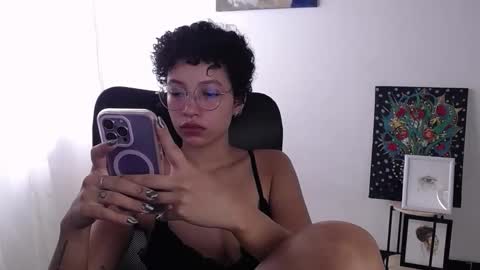 Snapshot of treasuresz chatting on 27, 10, 2025 Emily online show from 27, 10, 2025