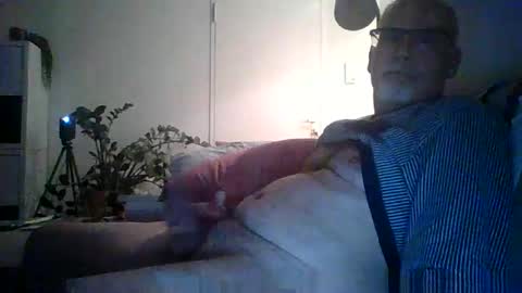 Snapshot of trukturk chatting on 4, 12, 2025 trukturk online show from 4, 12, 2025