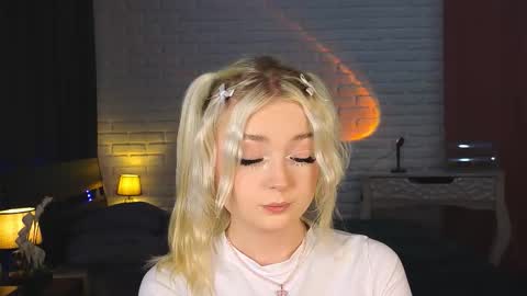 Snapshot of twinklefluff chatting on 10, 9, 2025 twinklefluff online show from 10, 9, 2025