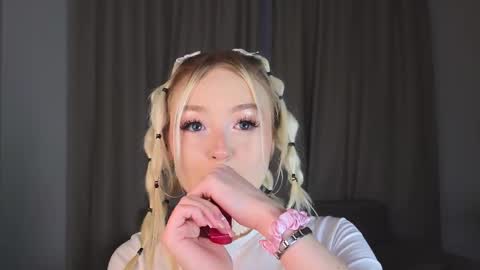 Snapshot of twinklefluff chatting on 26, 11, 2025 twinklefluff online show from 26, 11, 2025