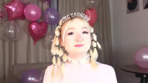 Snapshot of twinklefluff chatting on 27, 11, 2025 twinklefluff online show from 27, 11, 2025