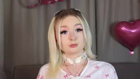 Snapshot of twinklefluff chatting on 3, 12, 2025 twinklefluff online show from 3, 12, 2025