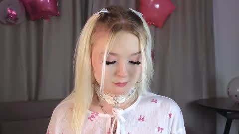 Snapshot of twinklefluff chatting on 4, 12, 2025 twinklefluff online show from 4, 12, 2025