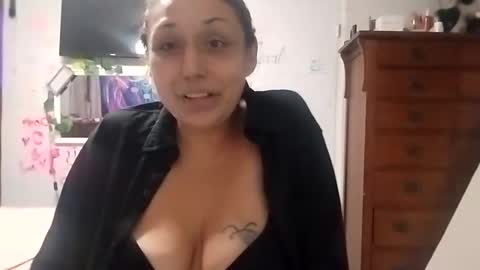 Snapshot of twocrazy85 chatting on 6, 11, 2025 Twocrazy85 online show from 6, 11, 2025