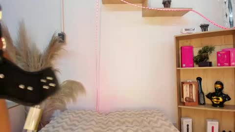 tylla__ online show from 26, 4, 2026