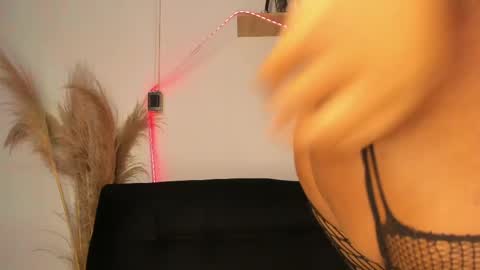 tylla__ online show from 26, 4, 2026