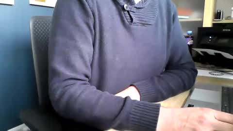 Snapshot of ukshowall chatting on 17, 10, 2025 mark online show from 17, 10, 2025