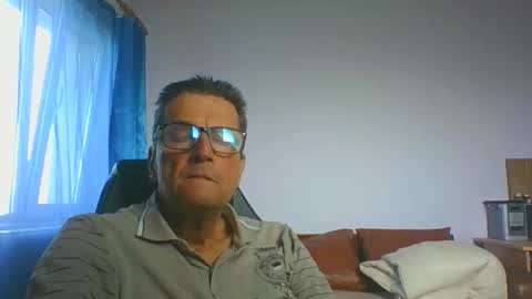 Snapshot of ulmeni4 chatting on 19, 10, 2025 ulmeni4 online show from 19, 10, 2025