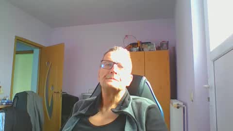 Snapshot of ulmeni4 chatting on 5, 12, 2025 ulmeni4 online show from 5, 12, 2025