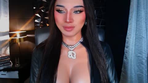 Snapshot of urgoddess_bella chatting on 3, 10, 2025 My bella 3 online show from 3, 10, 2025