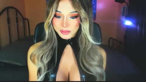 Snapshot of urgoddess_bella chatting on 17, 11, 2025 My bella 3 online show from 17, 11, 2025