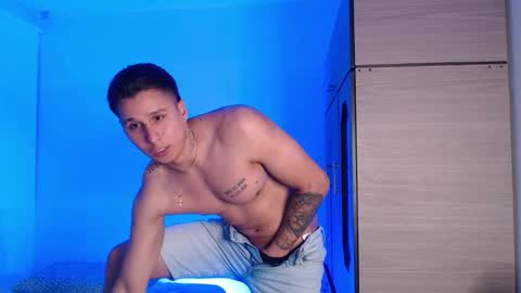 Snapshot of valentinosex_1 chatting on 25, 10, 2025 VALENTINO online show from 25, 10, 2025