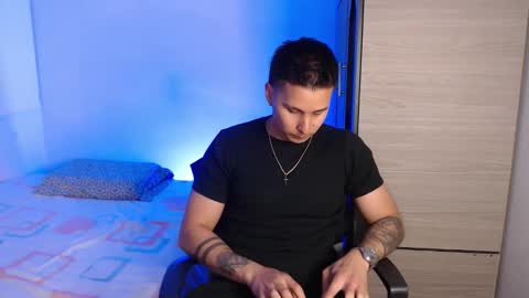 Snapshot of valentinosex_1 chatting on 25, 11, 2025 VALENTINO online show from 25, 11, 2025