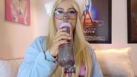 Valkiria moore  online show from 25, 4, 2026