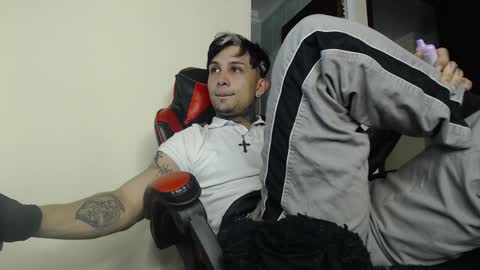 david guzman i model independenthelp me with a thumbs up online show from 17, 1, 2025