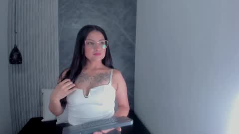 vanessamirren online show from 5, 10, 2025