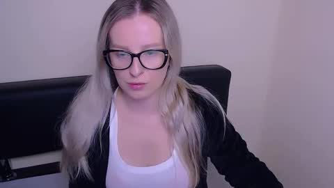 Mia online show from 19, 9, 2025